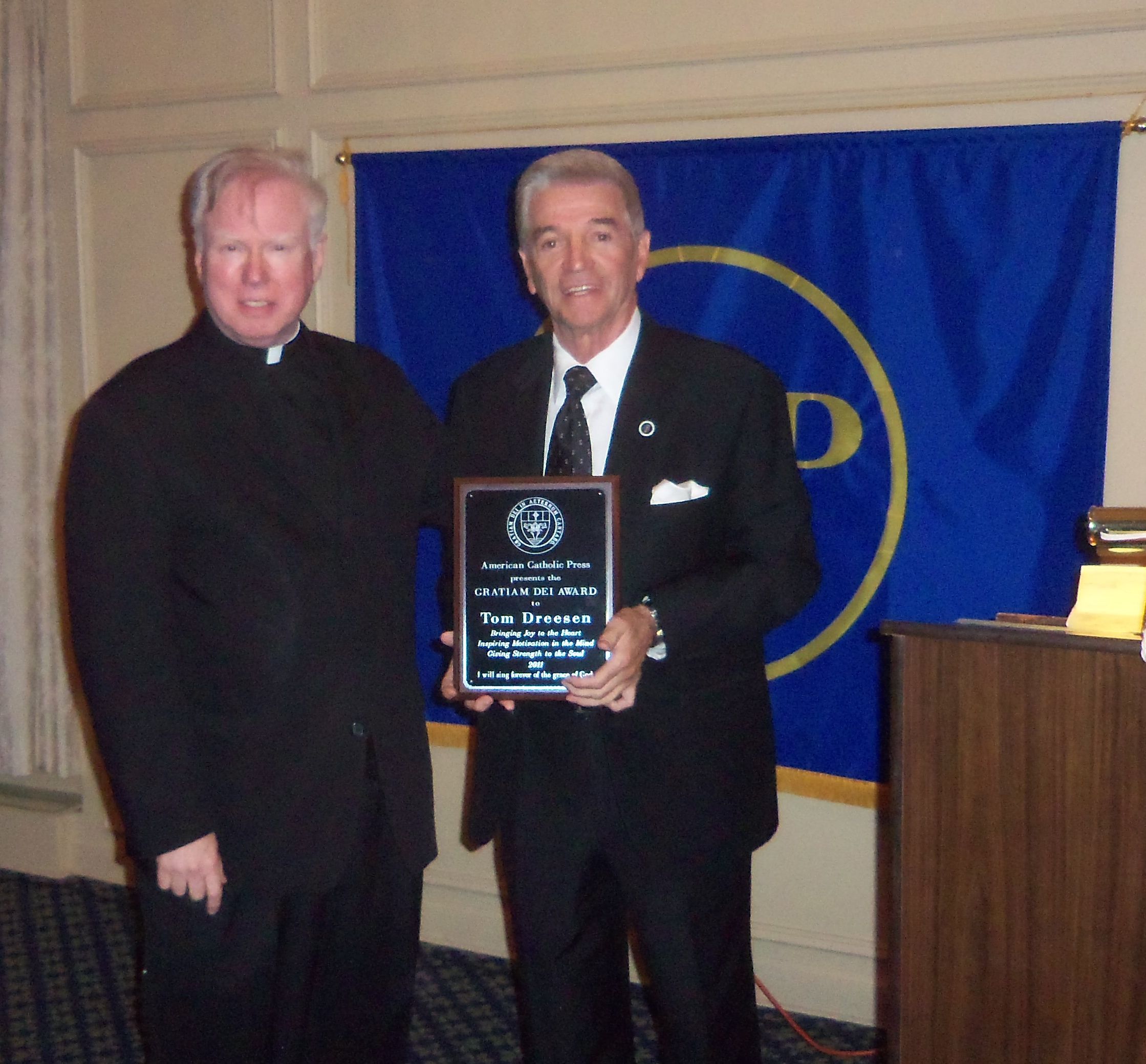 Tom Dreesen receives the 2011 Gratiam Dei Award.